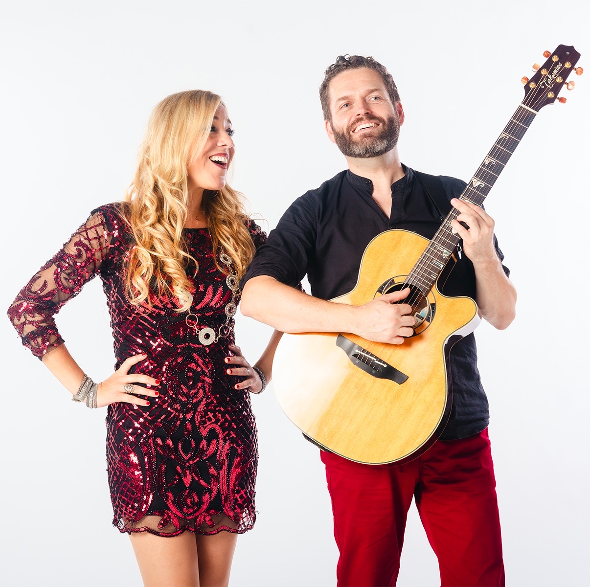 Mag et Rom debout, guitare acoustique, fond blanc