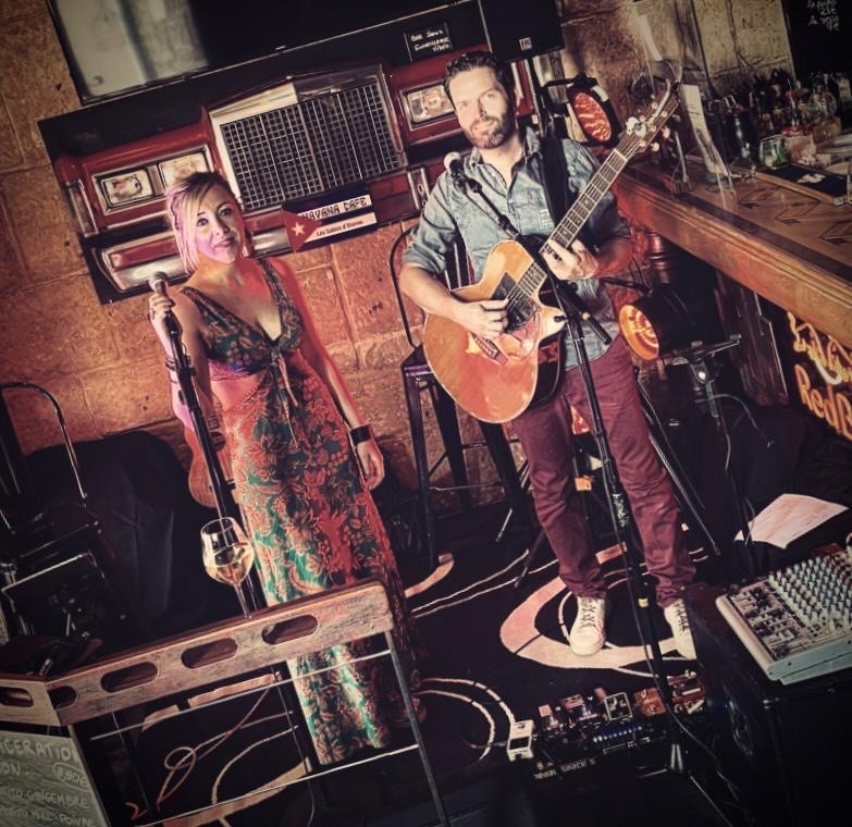 Delight en concert dans un bar