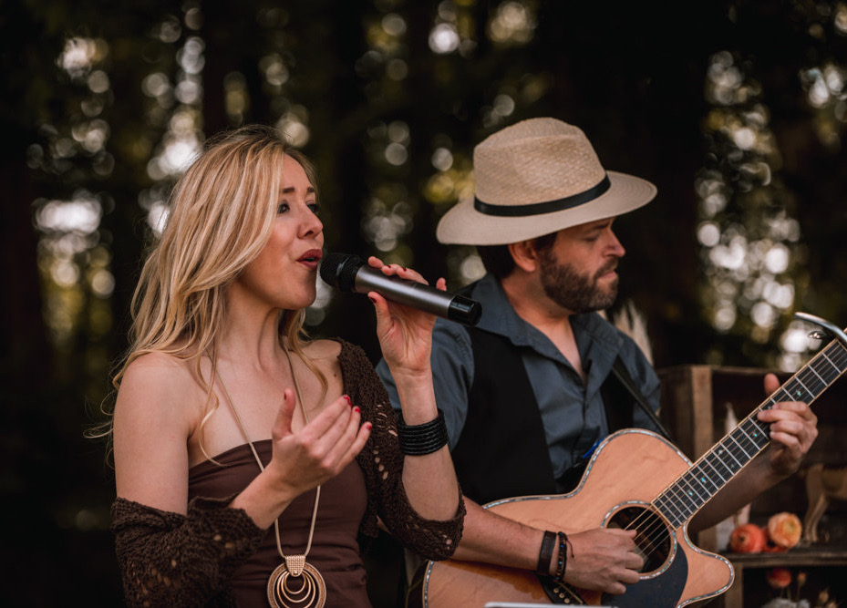 Delight pendant une cérémonie de mariage en plein air