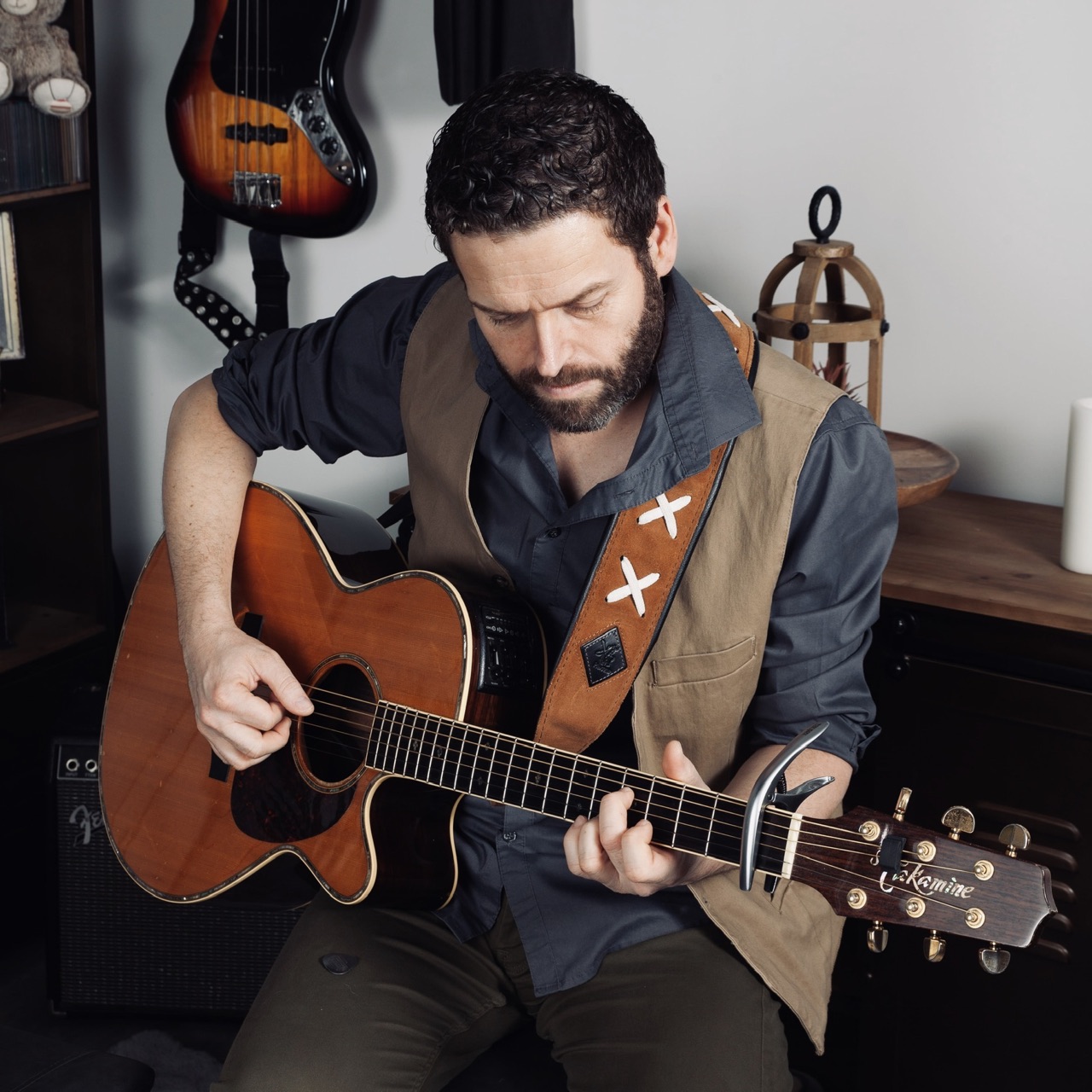 Rom à la guitare acoustique, lumière tamisée