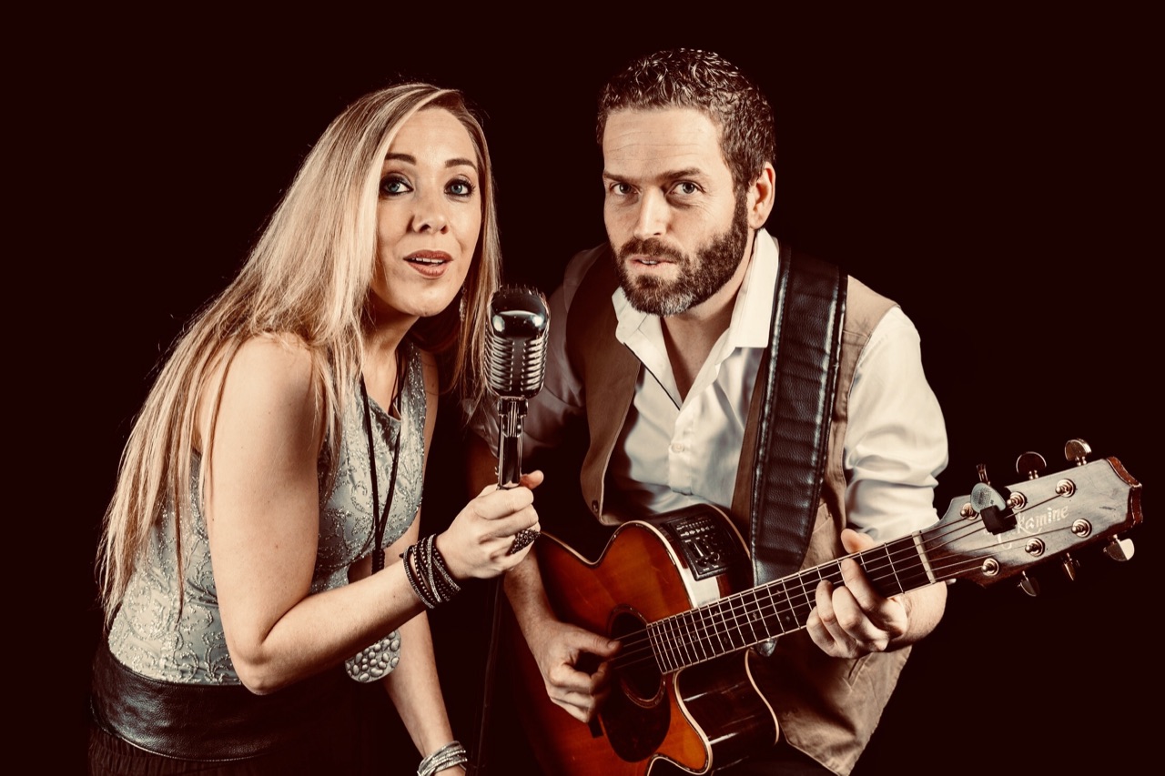 Portrait du duo Delight sur fond sombre