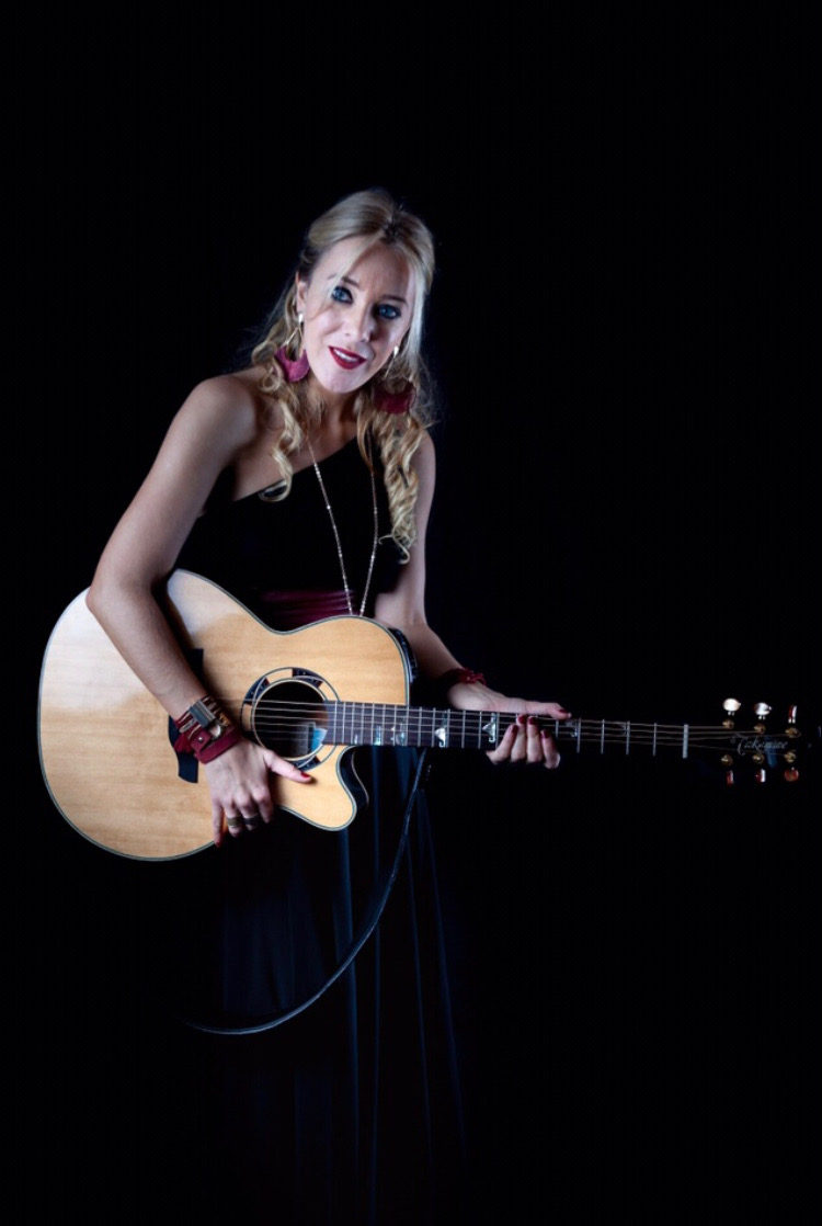 Mag à la guitare sur fond noir