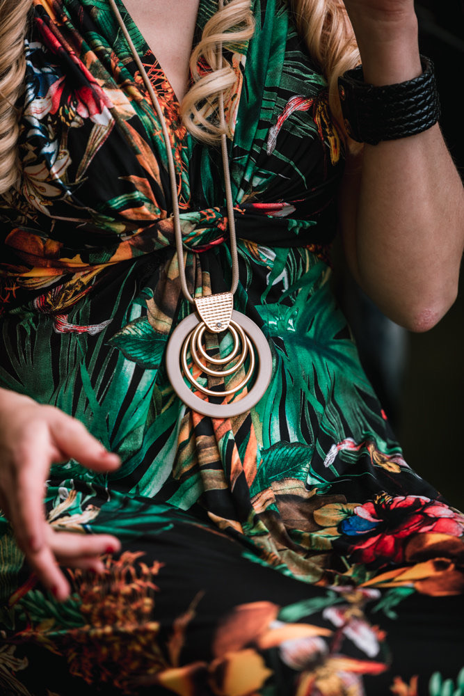Détail de la tenue et des bijoux de Mag