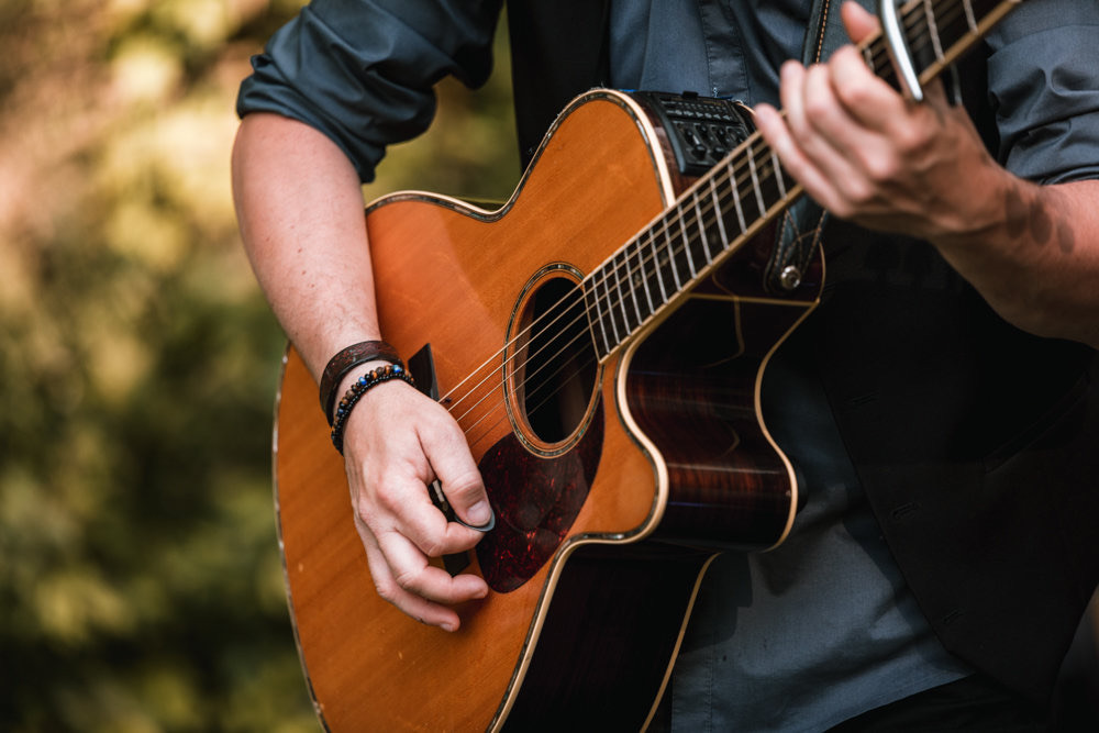 Gros plan sur la guitare de Rom