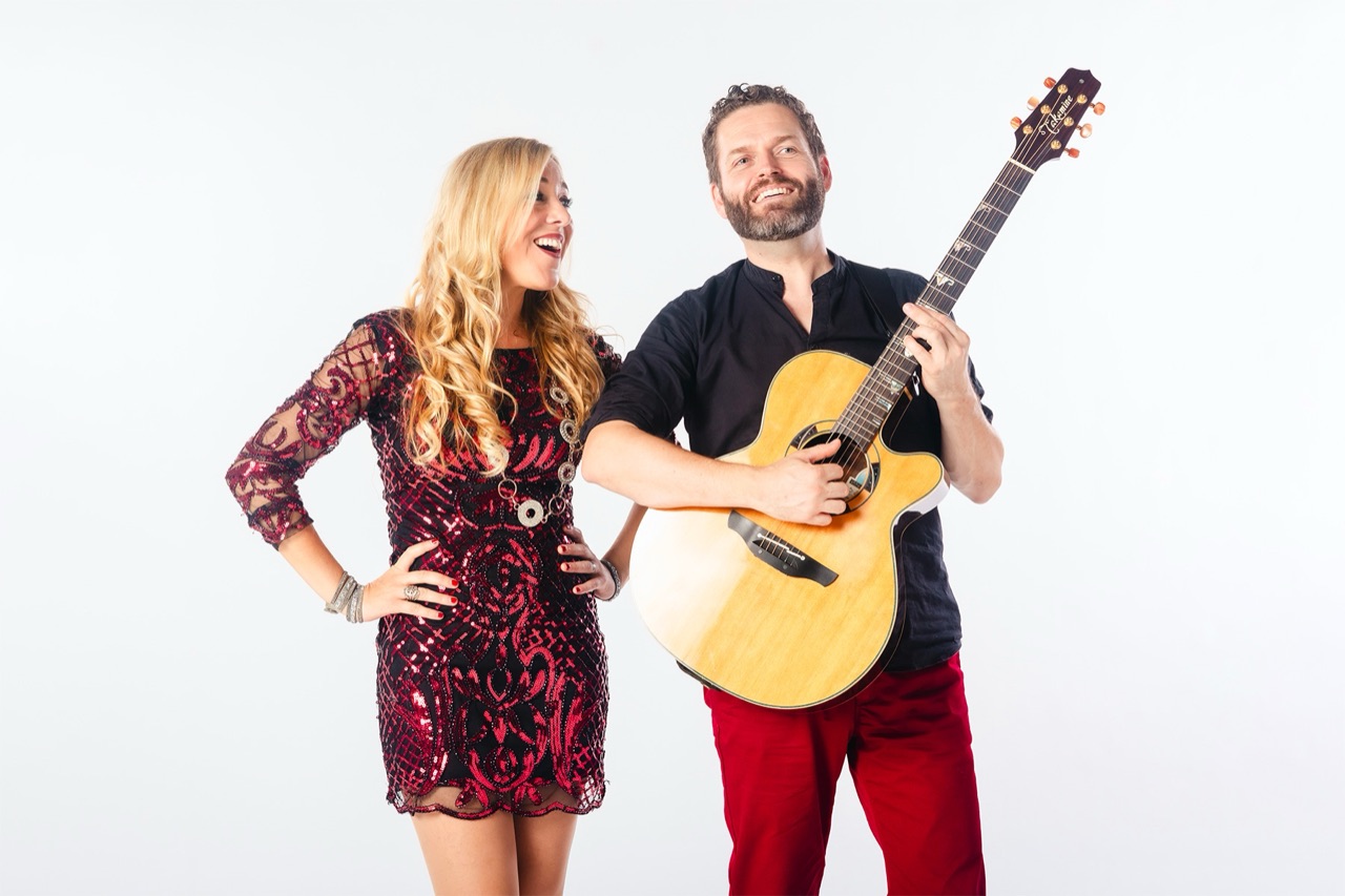 Mag et Rom, guitare acoustique, fond clair