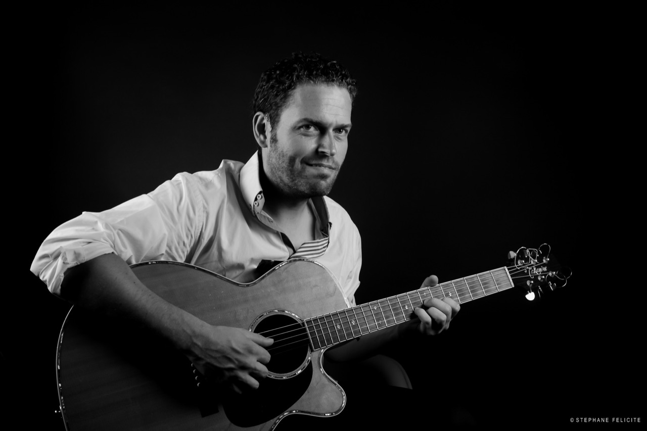 Rom à la guitare, en noir et blanc