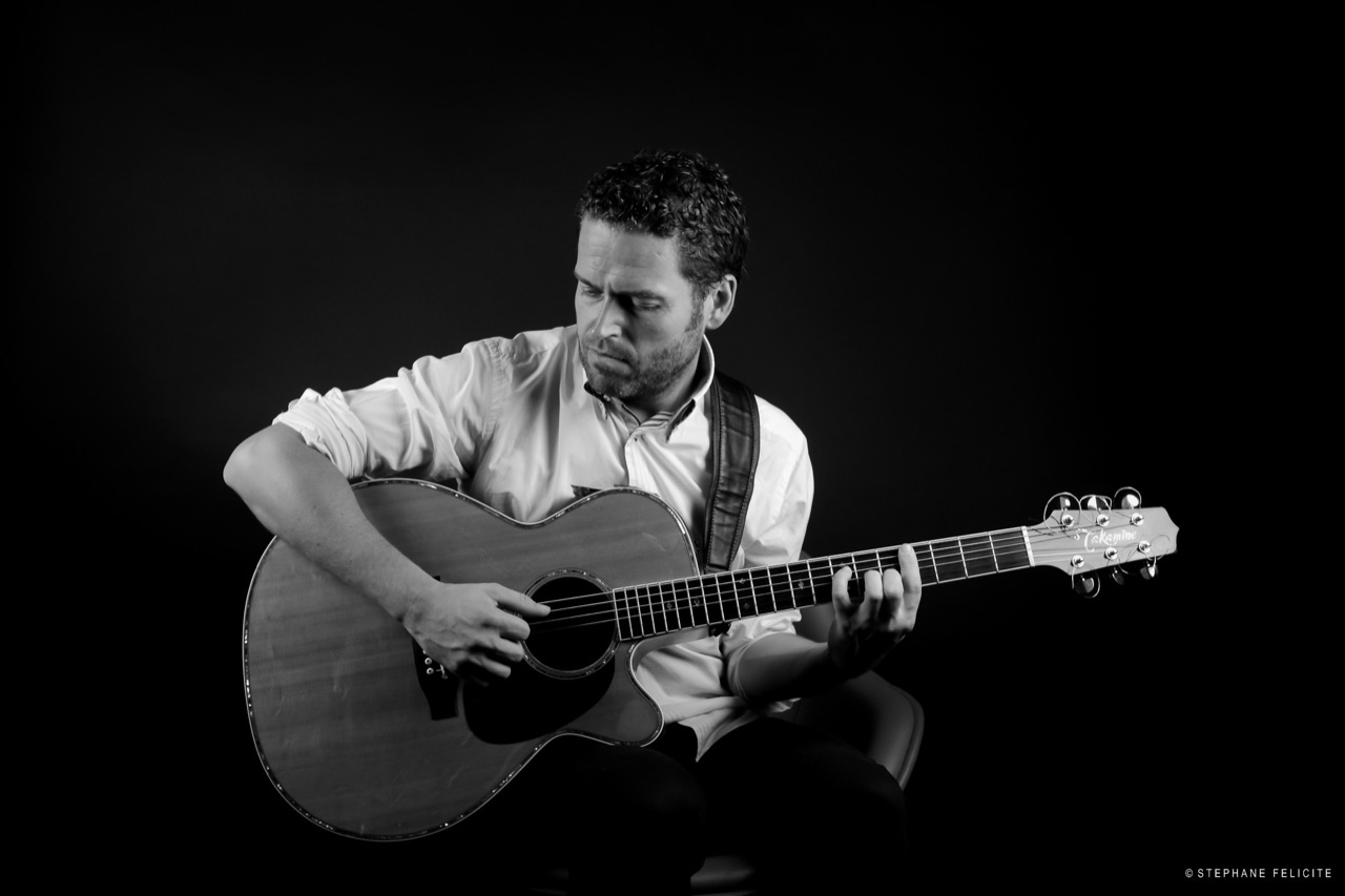 Rom à la guitare, en noir et blanc