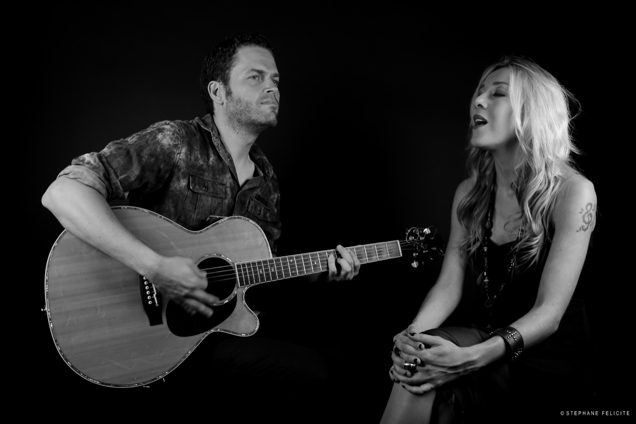 Rom à la guitare et Mag, en noir et blanc