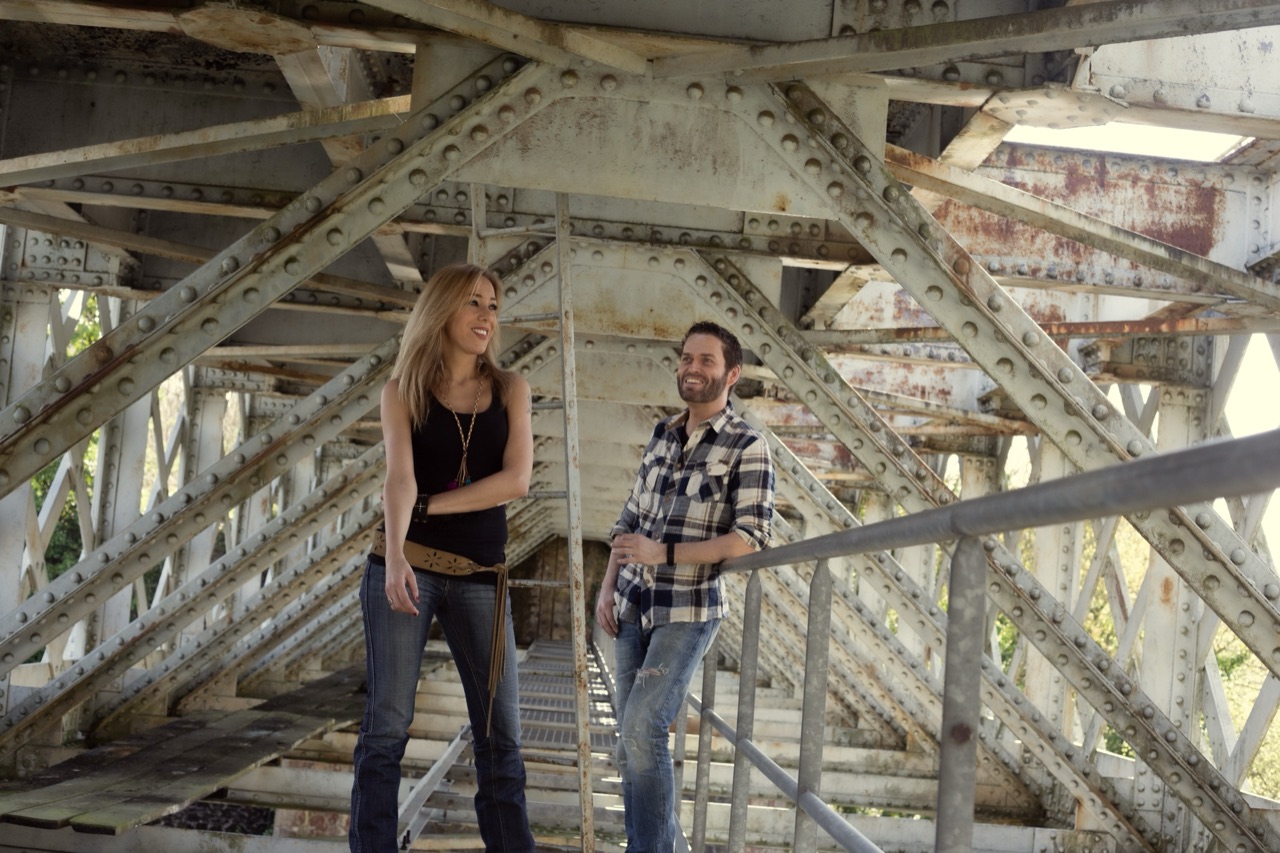 Mag et Rom sur une passerelle métallique
