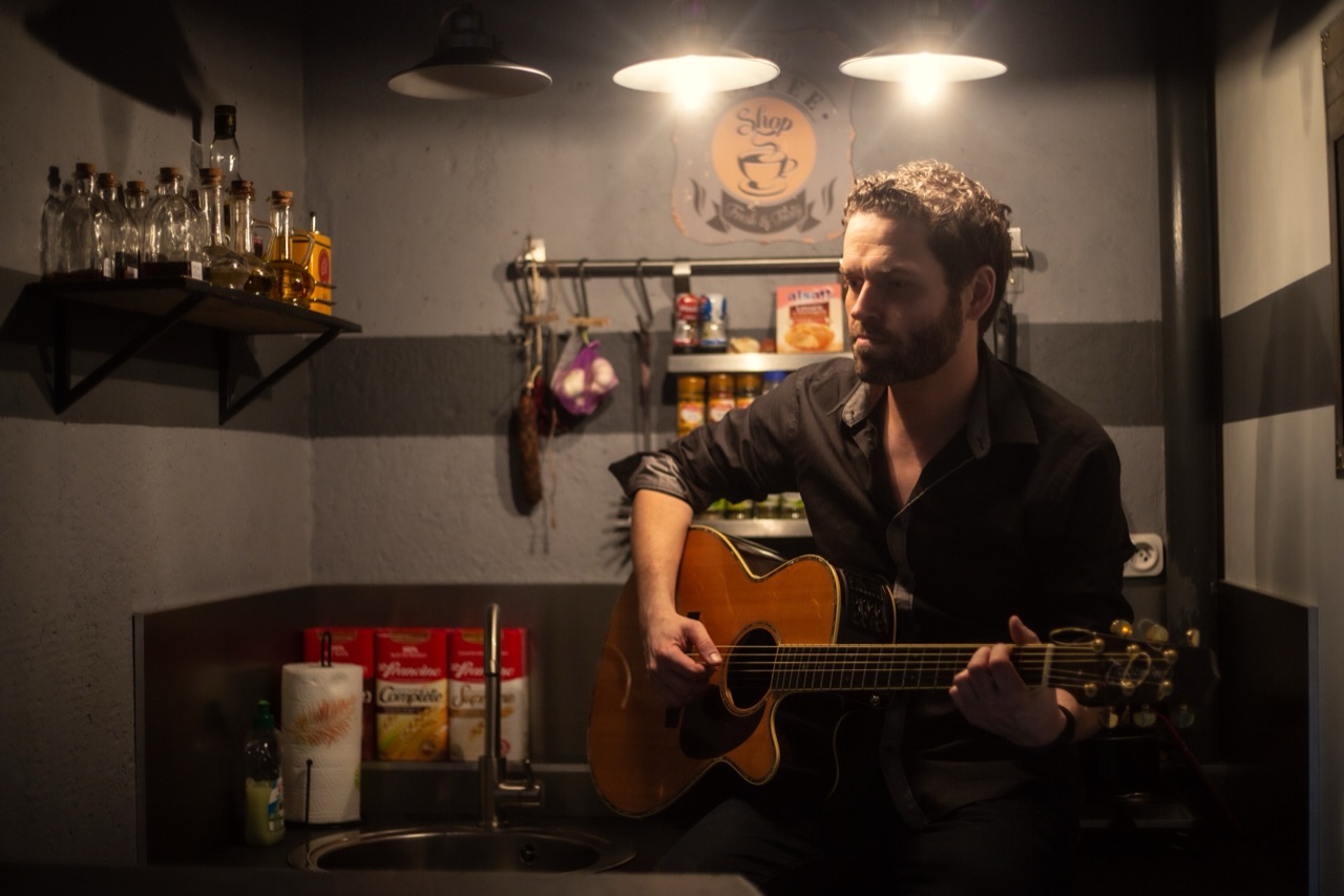 Rom à la guitare dans un bar