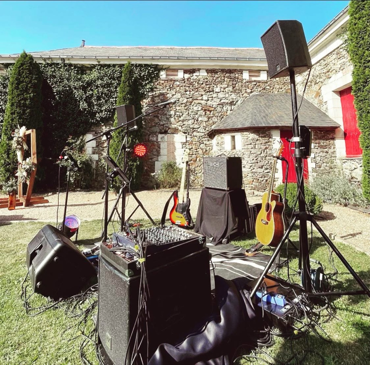 Installation du matériel de Delight dans une cour de château