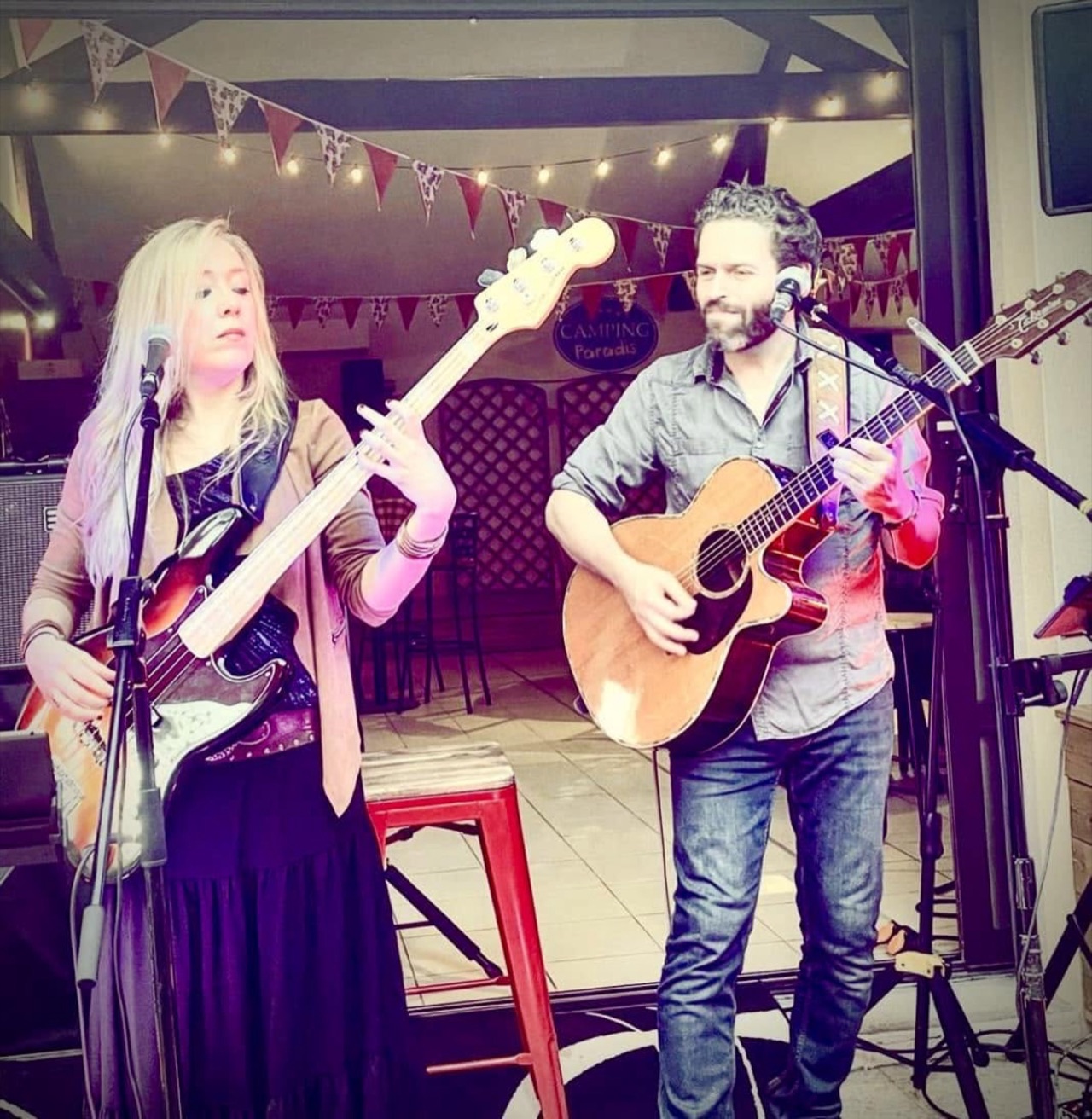 Delight en live au Camping Paradis, guirlandes de fanions