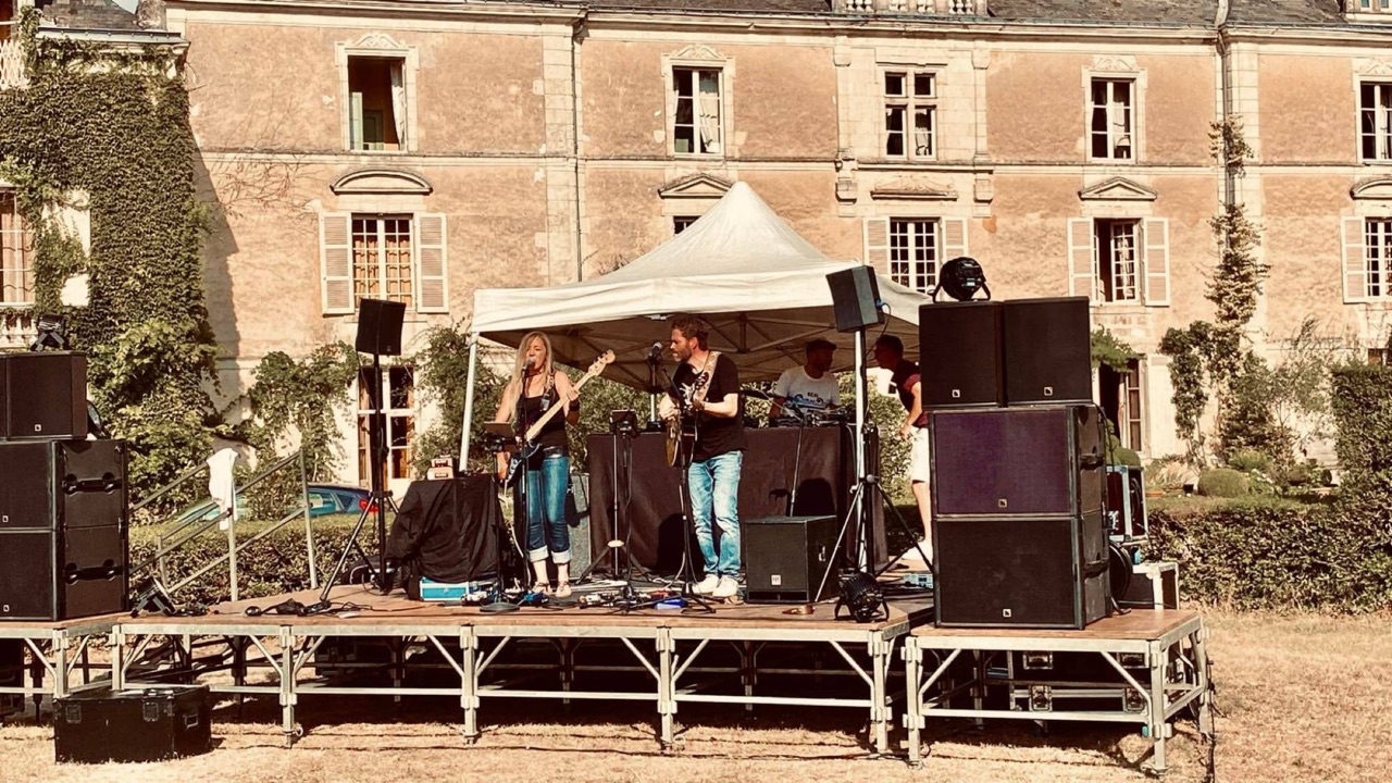 Delight en concert devant un château