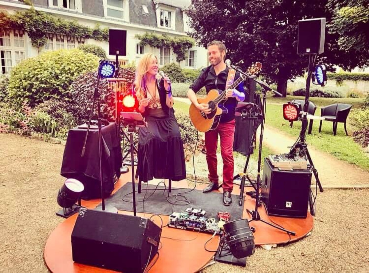 Delight en concert dans le jardin d'un hôtel