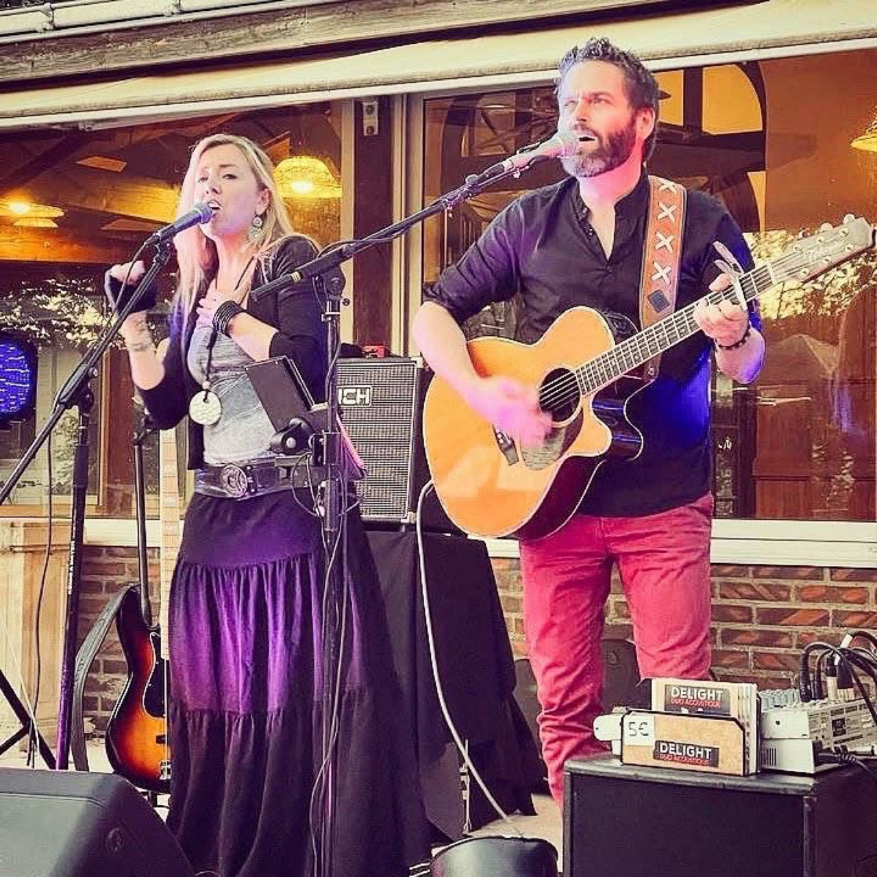 Mag et Rom en concert sur une terrasse