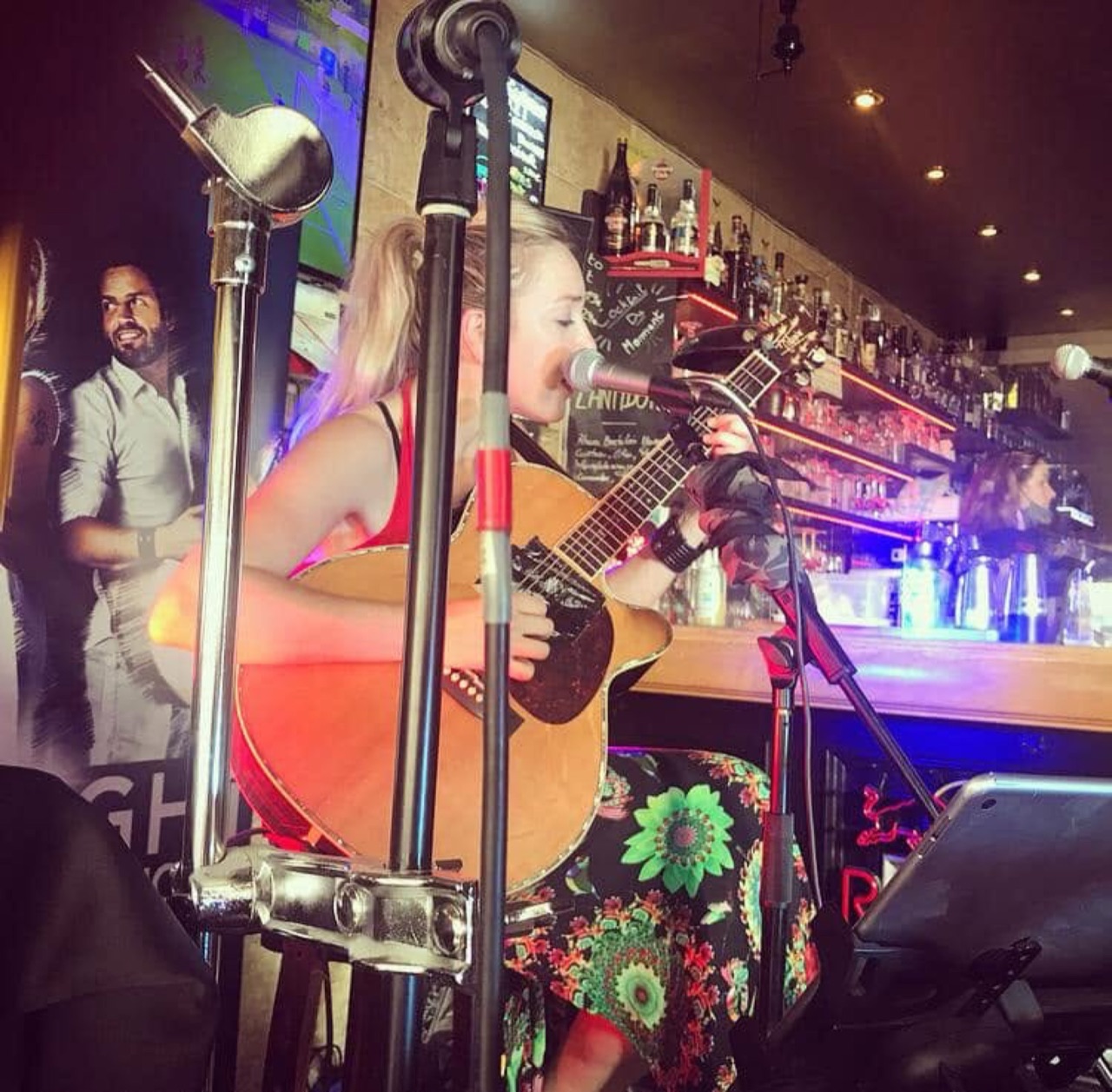 Mag à la guitare dans un bar