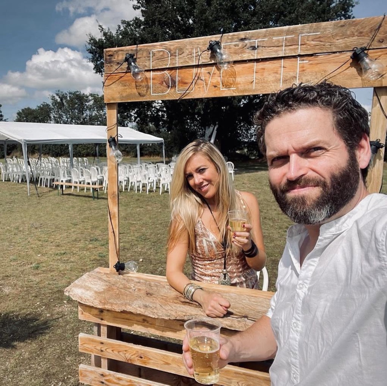 Mag et Rom à une buvette en bois, en plein air