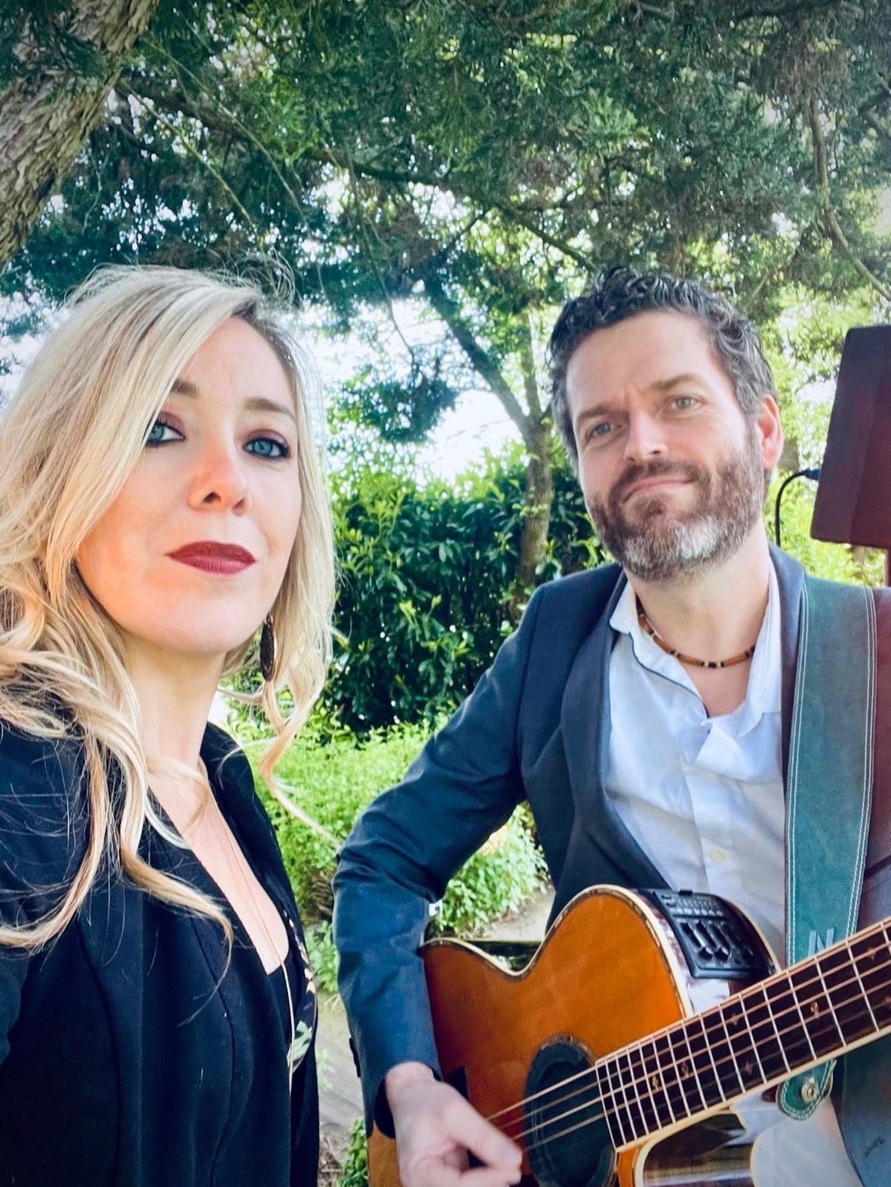 Mag et Rom, selfie en extérieur dans un jardin