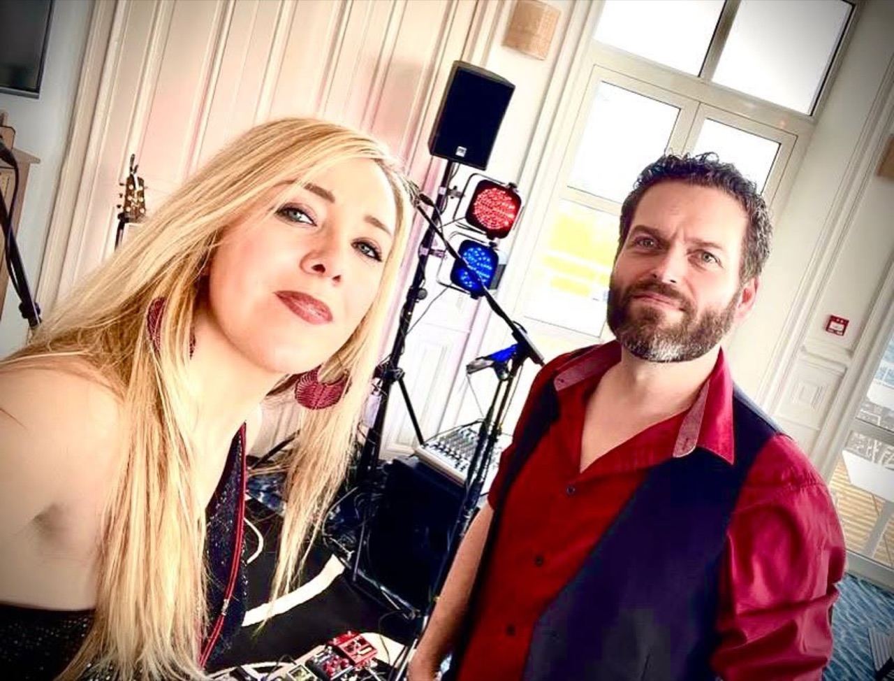 Selfie de Mag et Rom dans une salle, avant le concert