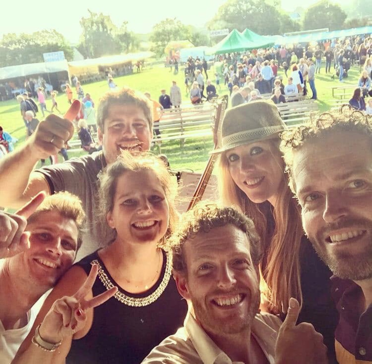 Selfie de groupe pendant une fête avec Delight