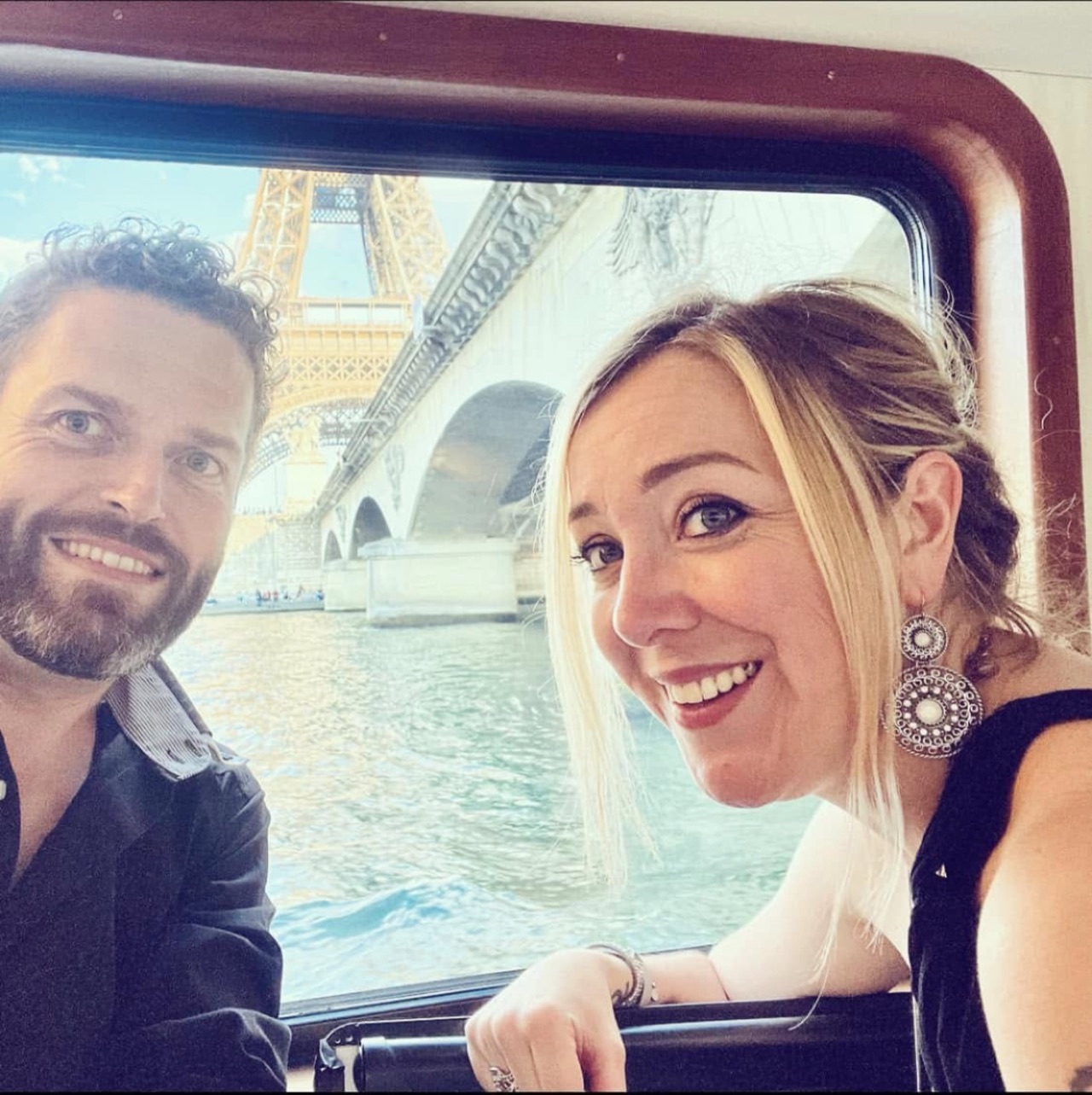 Selfie de Mag et Rom sur un bateau sur la Seine, à Paris