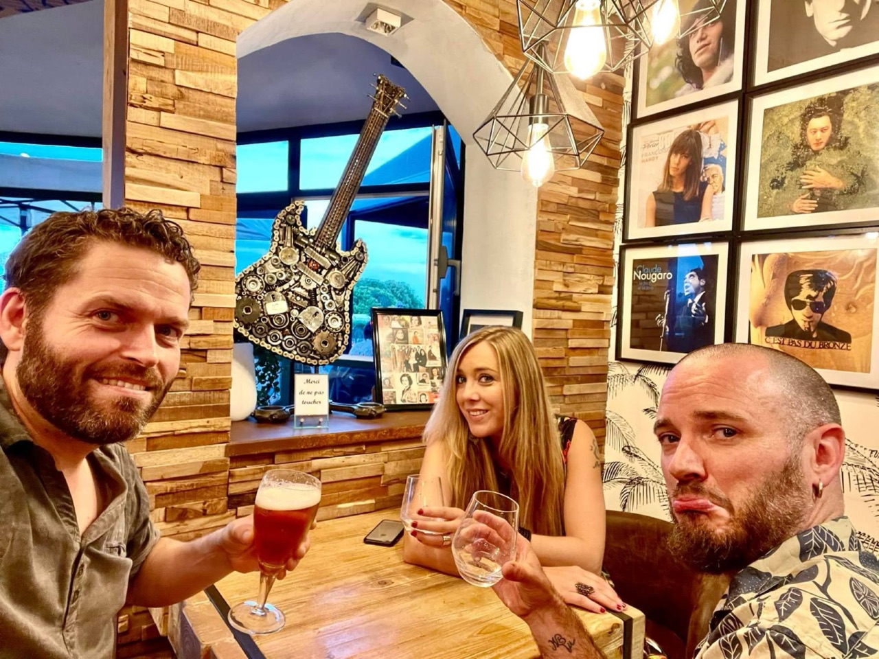 Selfie de Delight en trio dans un bar