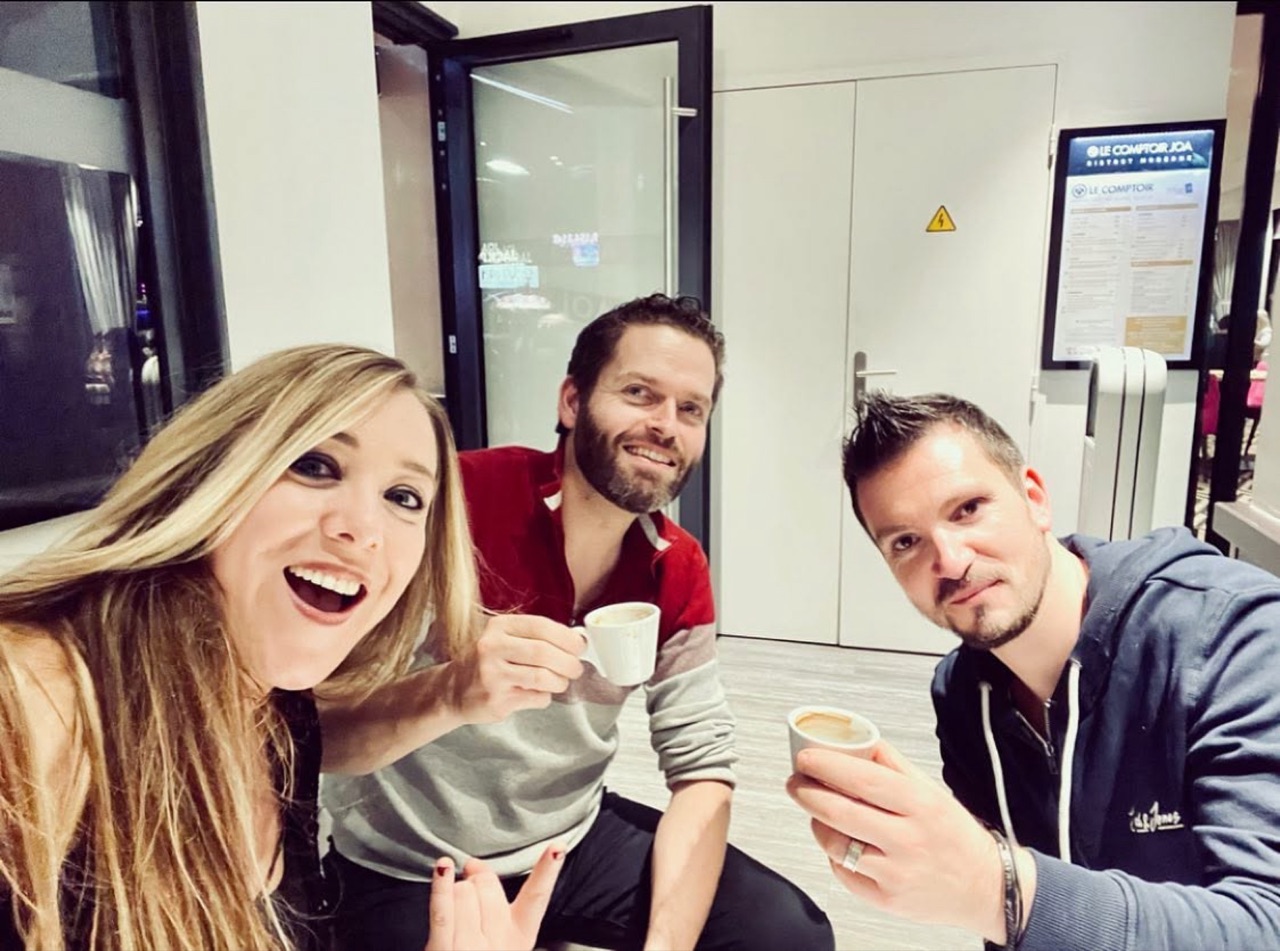 Selfie de Delight en trio dans un café