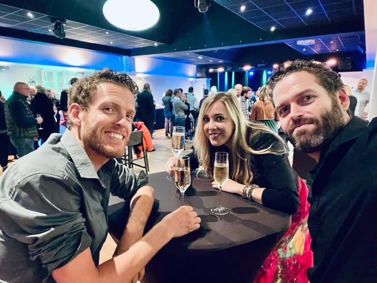 Selfie de Delight en trio en soirée
