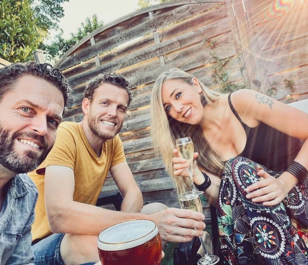 Selfie de Delight en trio en terrasse